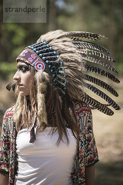 Junge Frau verkleidet als Indianerin