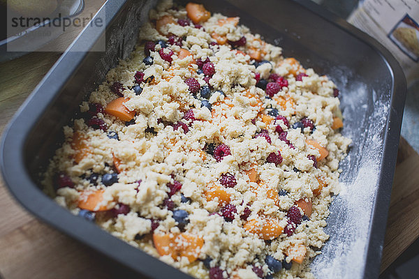 Roher Streuselkuchen mit Aprikosen  Himbeeren und Heidelbeeren