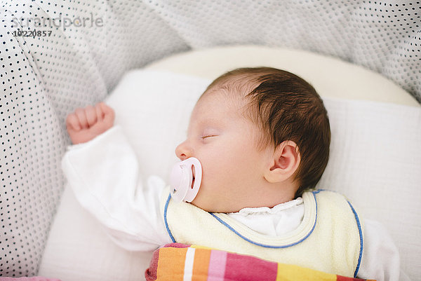 Schlafende Neugeborene mit Schnuller