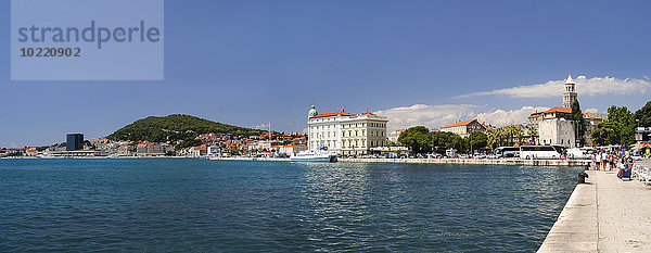 Kroatien  Split  Uferpromenade am Stadthafen Riva
