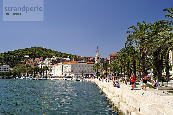 Kroatien  Split  Uferpromenade am Stadthafen Riva