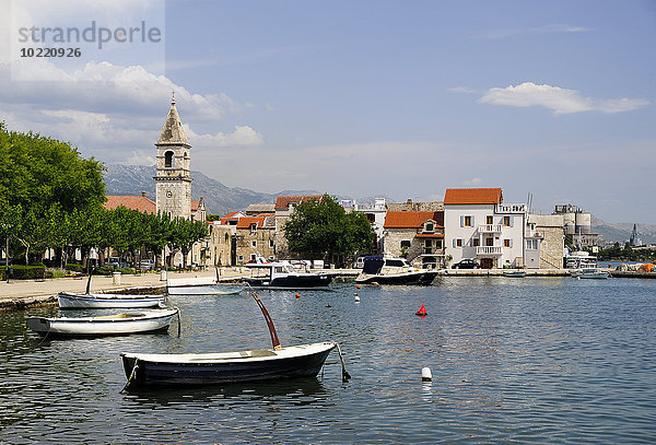 Kroatien  Kastela  Kastel Sucurac  Hafen und Kapelle