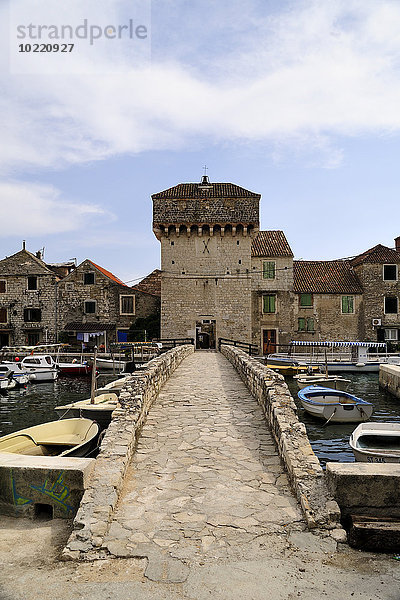 Kroatien  Kastela  Kastel Gomilica  Insel Gomile  Brücke