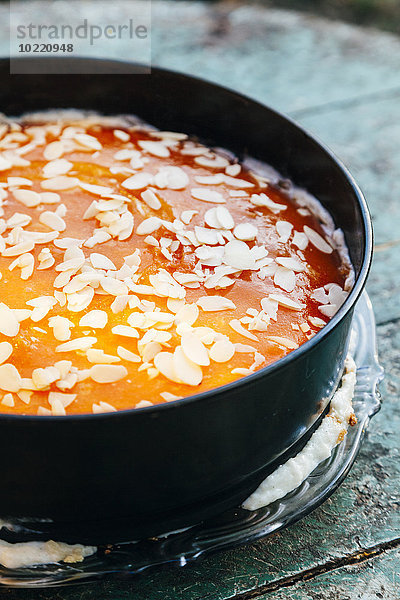 Hausgemachter Kuchen mit Gelatine-Aprikosenglasur  bestreut mit Mandelscheiben
