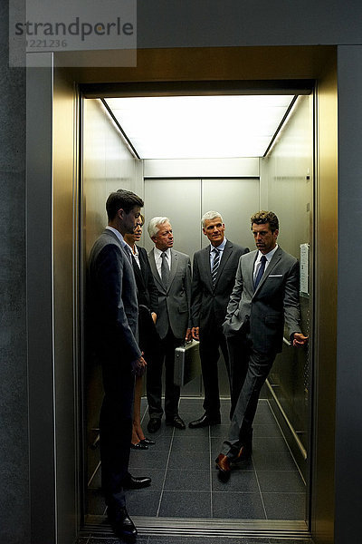 Gruppe von Geschäftsleuten in einem Aufzug