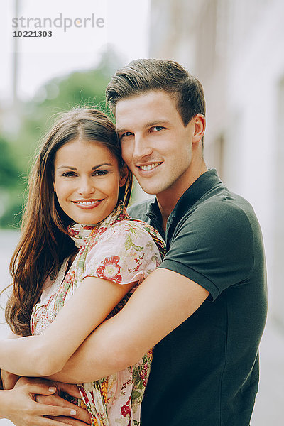 Porträt eines glücklichen jungen Paares im Freien
