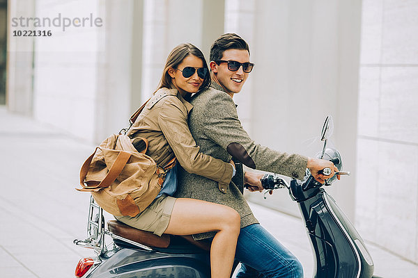 Junges Paar auf Motorroller