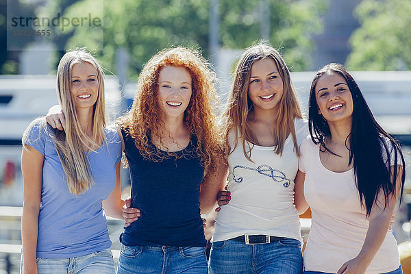 Gruppenbild von vier Freunden auf der Straße