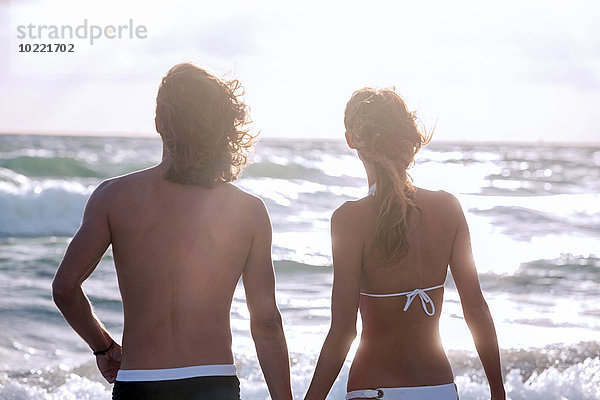 USA  Miami  Rückansicht des jungen Paares  das vor dem Meer steht