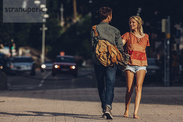 Verliebtes junges Paar geht auf der Straße spazieren