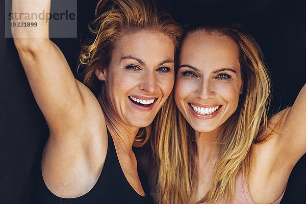 Porträt von zwei lächelnden blonden Frauen