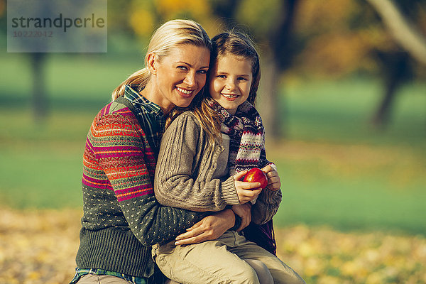 Porträt von Mutter und Tochter zusammen in einem Herbstpark
