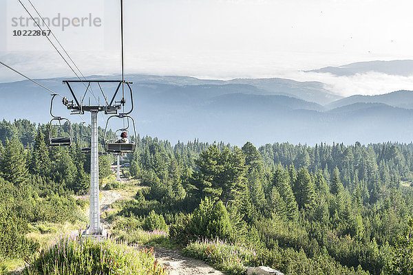 Bulgarien  Rila-Gebirge  Seniorin im Sessellift