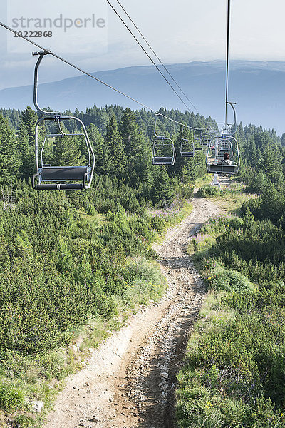 Bulgarien  Rila-Gebirge  Seniorin im Sessellift