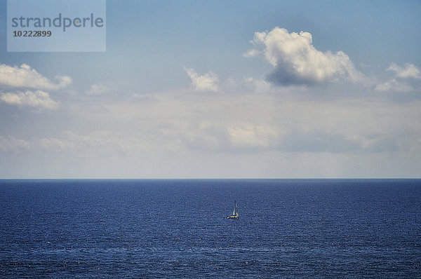 Italien  Ligurien  Segelboot auf dem Meer bei Portofino