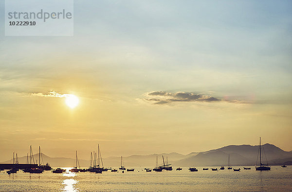 Italien  Ligurien  Sestri Levante  Boote auf dem Meer bei Sonnenuntergang