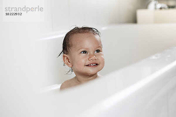 Porträt eines lächelnden Mädchens in der Badewanne