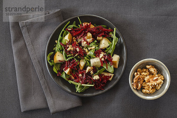 Schale mit Rote-Beete-Salat mit Rucola und Walnüssen