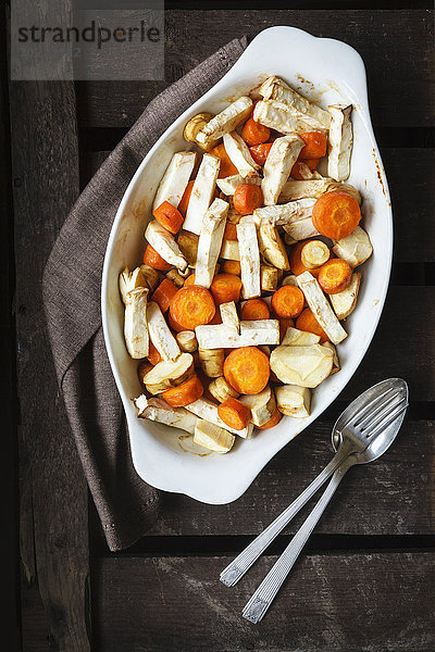 Gebratenes Wurzelgemüse  Karotten  Pastinaken und Sellerie auf Auflaufform