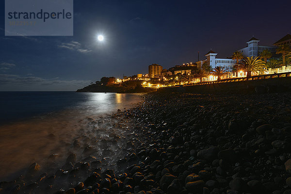 Portugal  Madeira  Küstenstadt  Strand bei Nacht