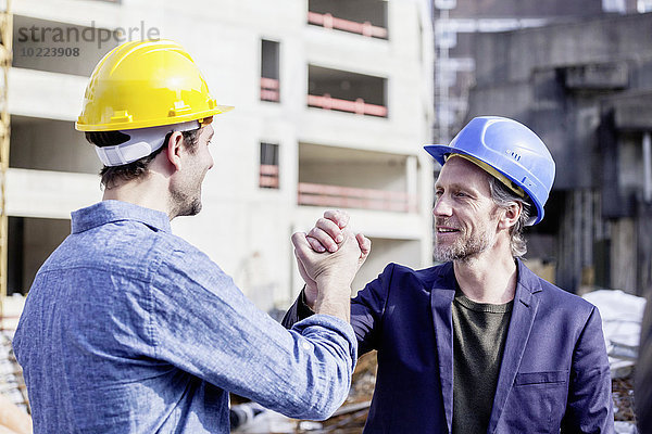 Zwei Männer auf der Baustelle beim Händeschütteln