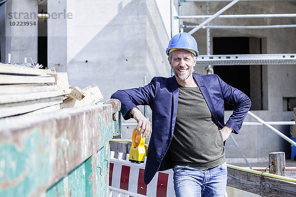 Lächelnder Architekt auf der Baustelle