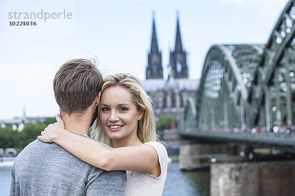 Deutschland  Köln  glückliches junges Paar