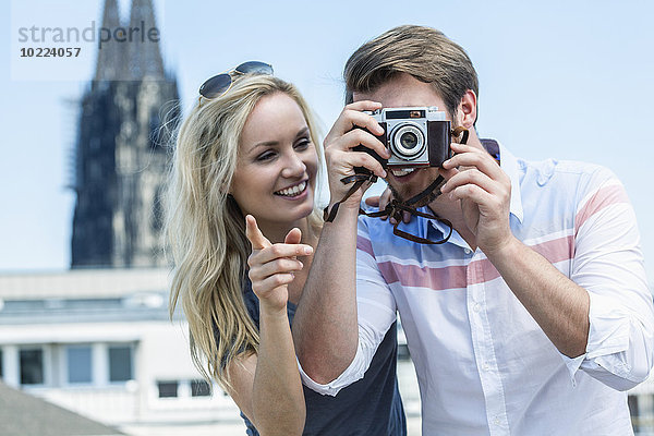 Deutschland  Köln  junges Paar fotografiert mit Kamera