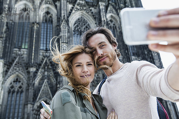 Deutschland  Köln  Porträt eines jungen Ehepaares vor dem Kölner Dom