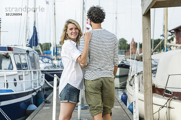 Deutschland  Lübeck  lächelndes Paar im Yachthafen