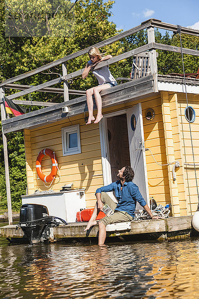 Paar bei einer Fahrt auf einem Hausboot