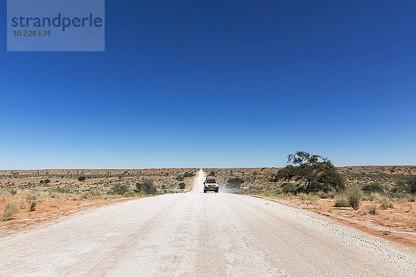 Namibia  Kalahari  Geländewagenfahren auf Schotterstraße