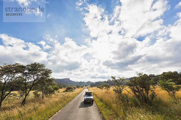 Afrika  Simbabwe  Matobo Nationalpark  Jeep mit Dachzelt auf der Straße
