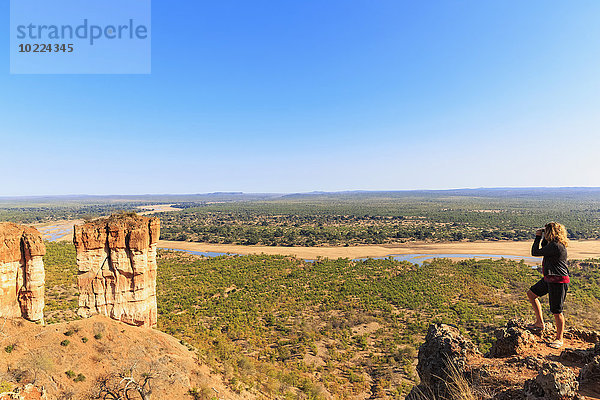 Simbabwe  Masvingo  Gonarezhou Nationalpark  Frau mit Blick auf Runde River und Chilojo Cliffs