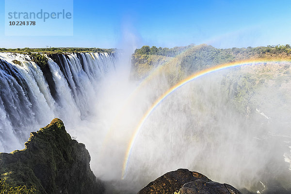 Südliches Afrika  Simbabwe  Victoriafälle mit Regenbogen