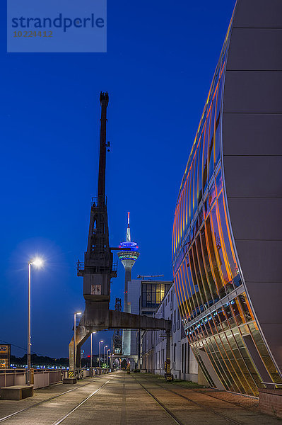 Deutschland  Düsseldorf  Medienhafen  Hafenkran und Rheinturm  Blaue Stunde