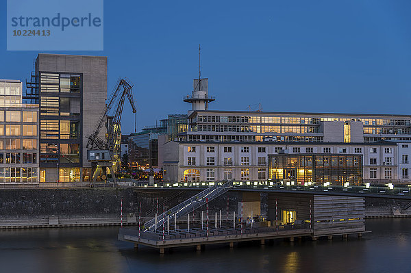 Deutschland  Düsseldorf  Medienhafen im Restaurant Lido  blaue Stunde