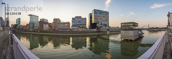Deutschland  Nordrhein-Westfalen  Düsseldorf  Medienhafen in der Dämmerung