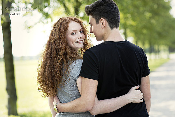Teenager-Paar in Liebe Arm in Arm