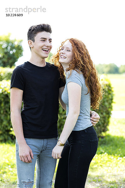 Glückliches Teenager-Paar