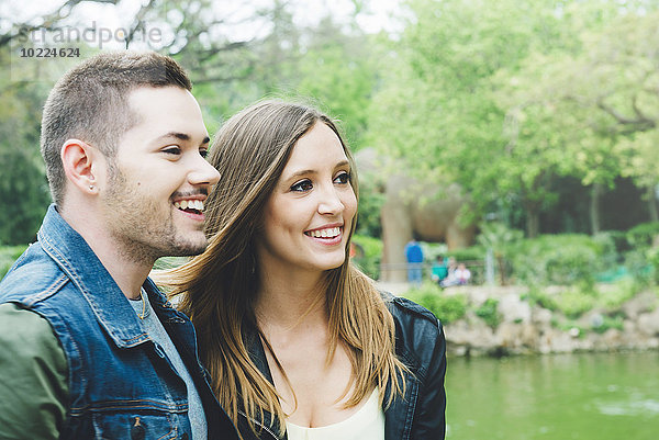 Porträt eines glücklichen jungen Paares im Park