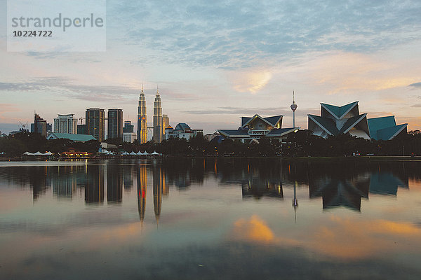 Malaysia  Kuala Lumpur  Skyline bei Sonnenuntergang