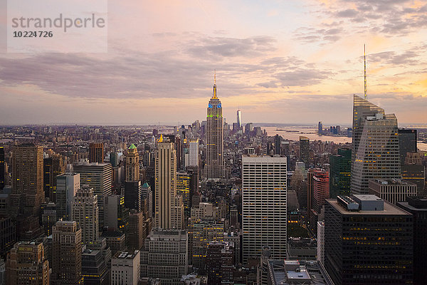 USA  New York State  New York City  Manhattan  Skyline bei Sonnenuntergang