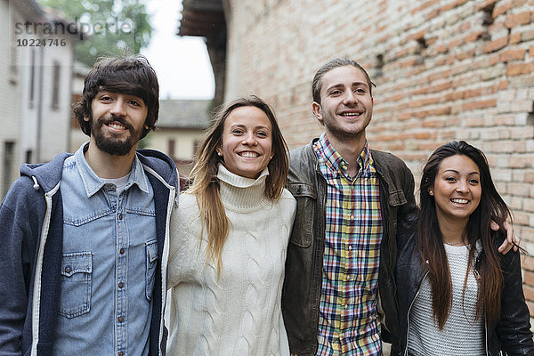 Italien  San Gimignano  Gruppenbild von vier Freunden bei der Erkundung der Stadt