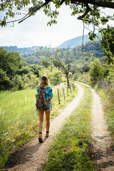 Südtirol  Teenager-Mädchen beim Wandern auf einem Pfad