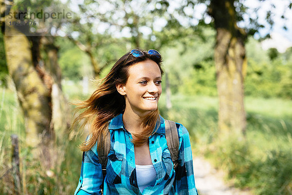 Porträt eines lächelnden Teenagermädchens beim Wandern auf dem Land