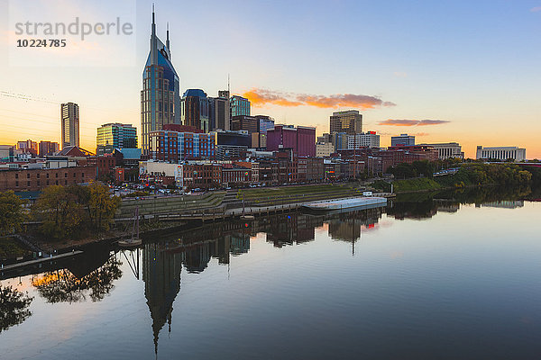 USA  Tennessee  Nashville und Cumberland River am Abend