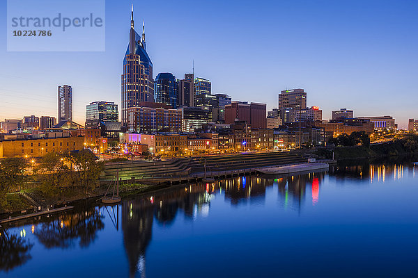 USA  Tennessee  Nashville und Cumberland River am Abend  blaue Stunde