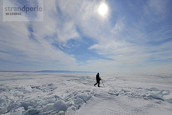 Russland  Baikalsee  Mann läuft auf gefrorenem See