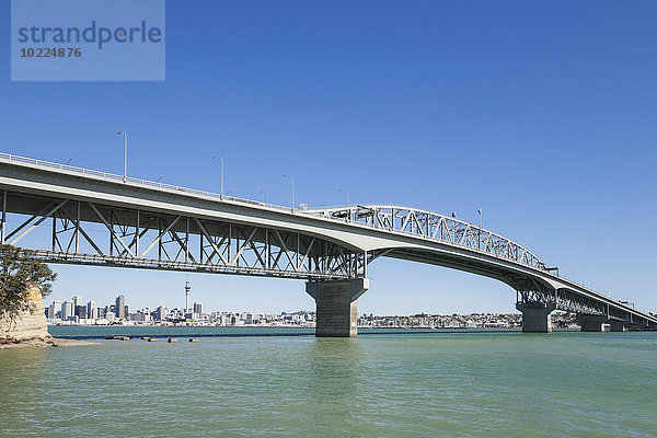 Neuseeland  Auckland  Harbour Bridge mit Skyline